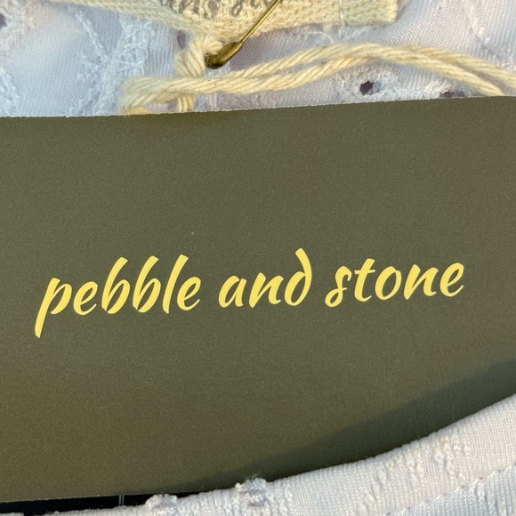 🆕LISTING🆕 Pebble and Stone eyelet cap sleeve blouse with peek-a-boo back - Picture 5 of 8